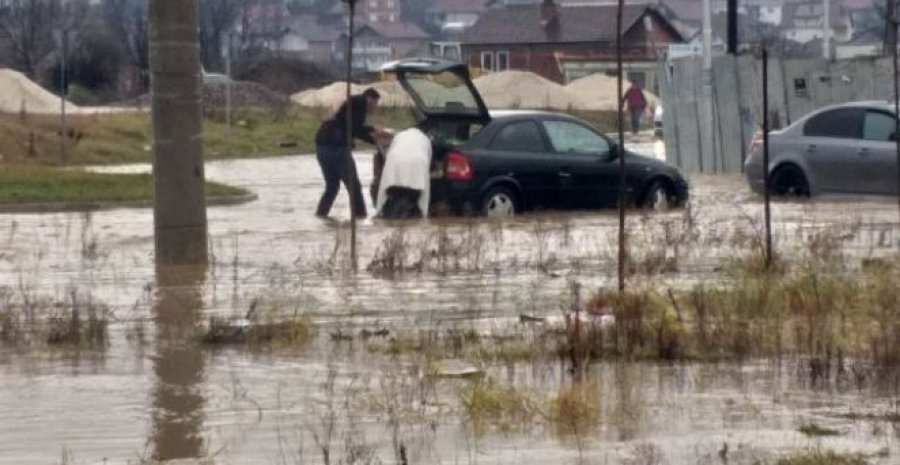 Dy vetura bllokohen në Mitrovicë