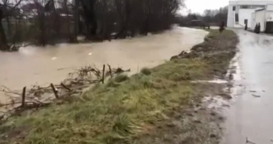 Në fshatrat e Podujevës lumenjtë gati të dalin nga shtrati