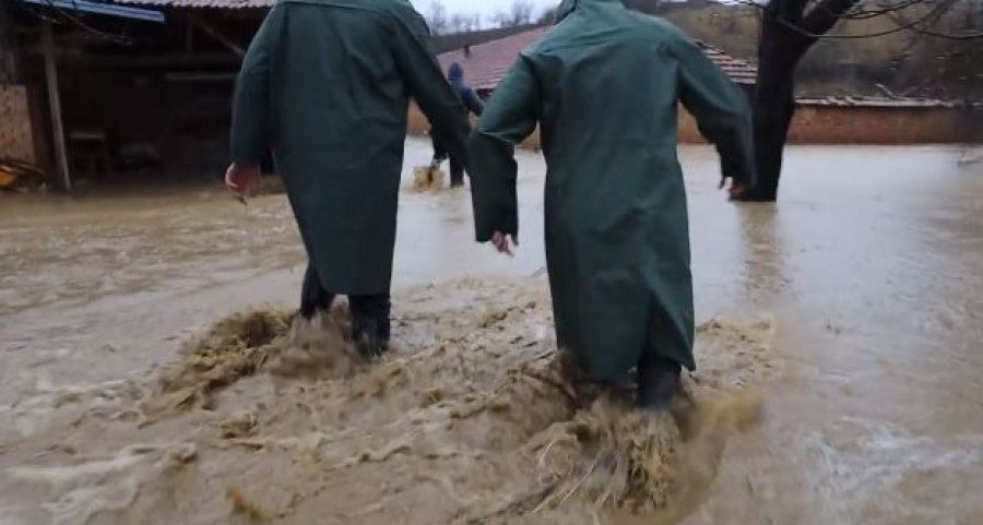 Momenti kur shpëtohet një çift nga Kosova pasi shtëpia iu ishte kapluar nga vërshimet