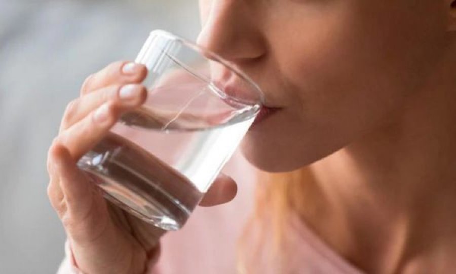 A pini ujë gjatë ngrënies?