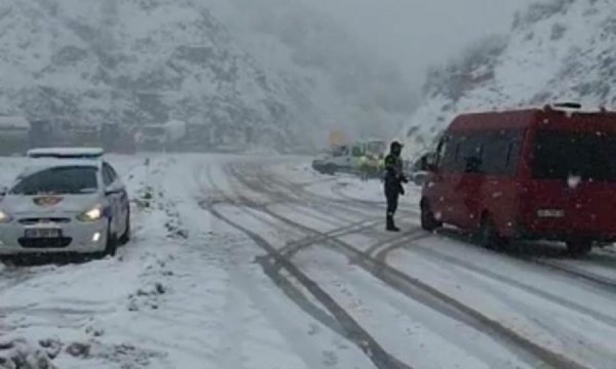Bllokohet nga bora kjo rrugë, policia thirrje shoferëve që të vozisin me kujdes