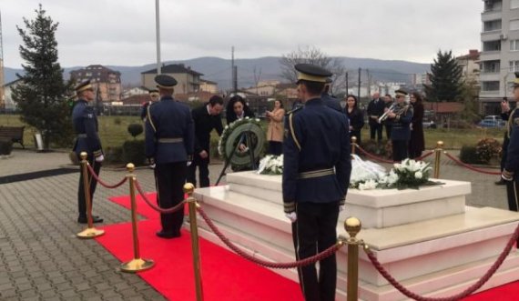 Vjosa Osmani e Albin Kurti nderojnë ish-presidentin Rugova