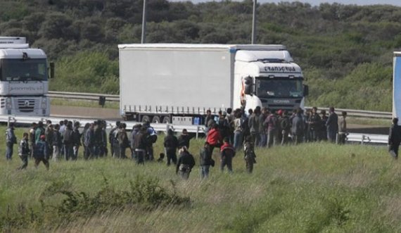 Media britanike për emigrantët shqiptar: Deri në 26 mijë euro rruga për në Angli edhe  me kamiona