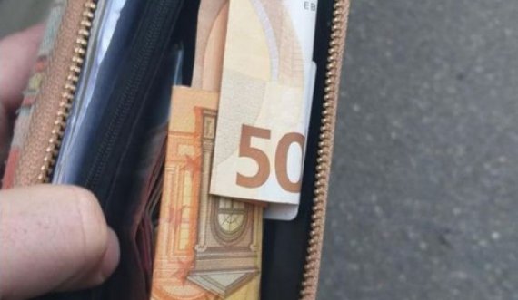 Qytetari në Lipjan e dorëzon në polici një portofol me para 