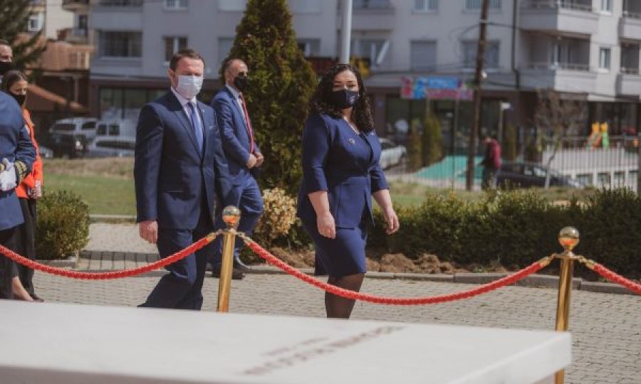 Krerët e shtetit  në  homazhe tek varri i ish-presidentit Rugova