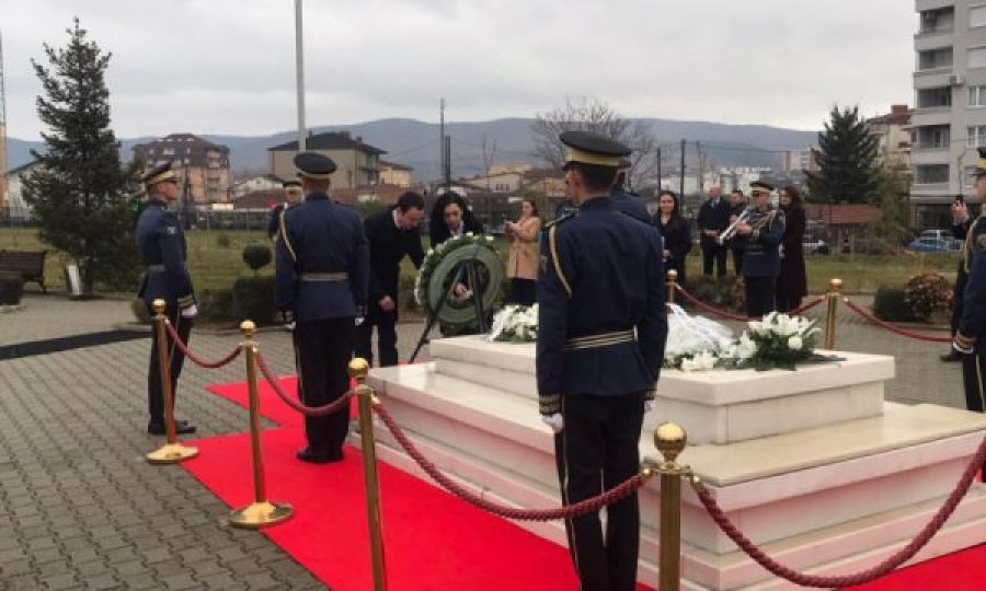 Vjosa Osmani e Albin Kurti nderojnë ish-presidentin Rugova