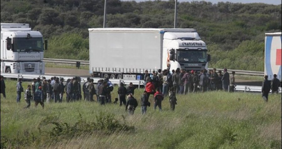 Media britanike për emigrantët shqiptar: Deri në 26 mijë euro rruga për në Angli edhe  me kamiona