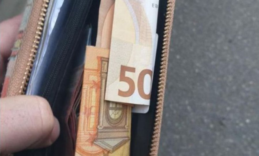 Qytetari në Lipjan e dorëzon në polici një portofol me para