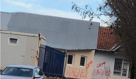 Në Mitrovicë shënohet mbishkrimi “Wagner” në shkollë dhe në Shtëpinë e Shëndetit 