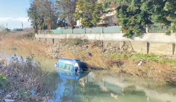 Furgoni me pasagjerë bie në një përrua, dyshohet se shoferi harroi të vendosë mjetin në frena