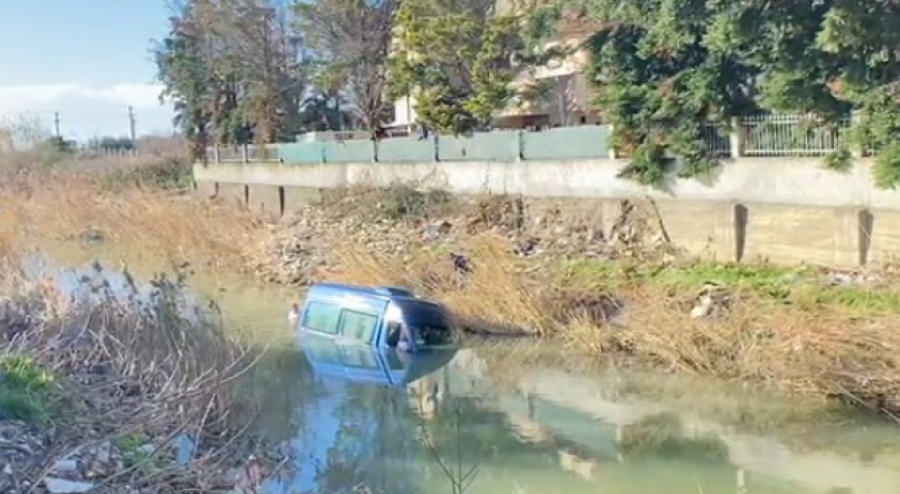 Furgoni me pasagjerë bie në një përrua, dyshohet se shoferi harroi të vendosë mjetin në frena