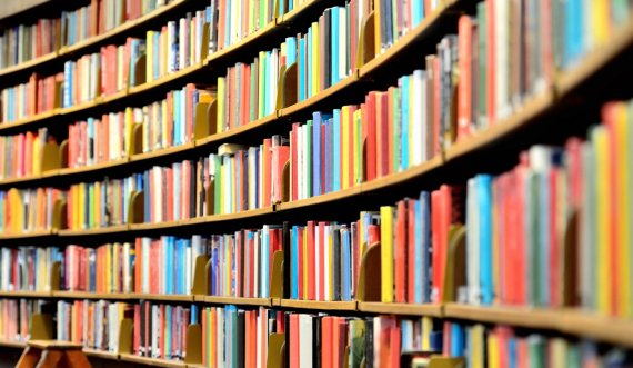 Shqiptarja maqedonase që përmes librave po e mbron muzeun dhe formimin e bibliotekës me libra të kulturës shqiptare