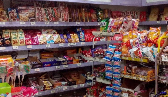 Dyshohet se disa nxënës janë helmuar nga ushqimet që blenë në një dyqan