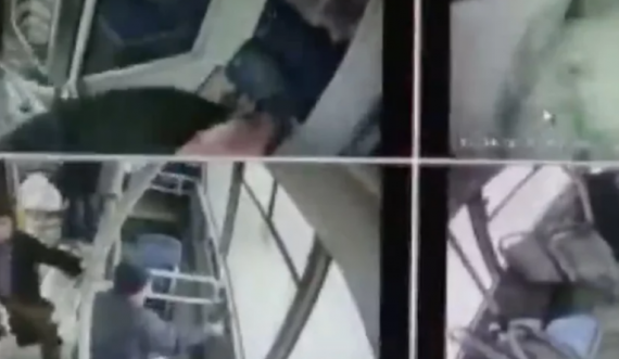 Autobusi me pasagjerë bie në liqen, ka të lënduar