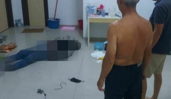 Hajni hyn në një banesë për të vjedhur, dehet dhe bie të fikët