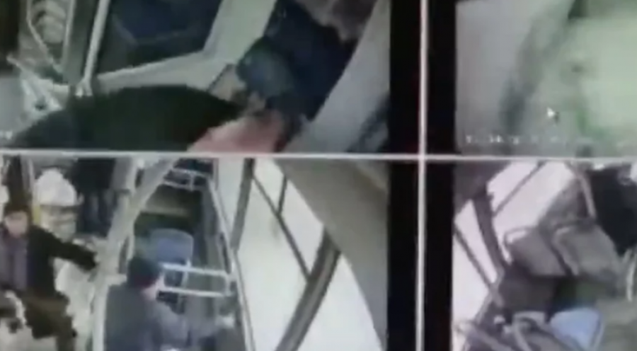 Autobusi me pasagjerë bie në liqen, ka të lënduar