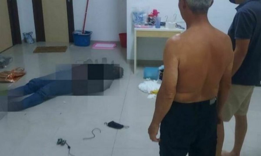 Hajni hyn në një banesë për të vjedhur, dehet dhe bie të fikët