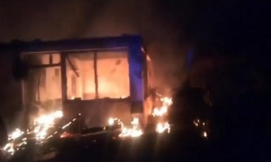 Shkrumbohet gjatë natës një banesë