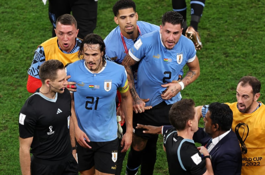 FIFA gjobit Uruguain dhe pezullon katër futbollistë, u përplasën me arbitrin në Kupën e Botës në Katar