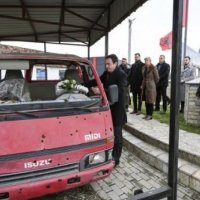 Kurti përkujtoi dëshmorët