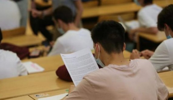 Universitetet rikthejnë provimet me 'stilolaps dhe letër'
