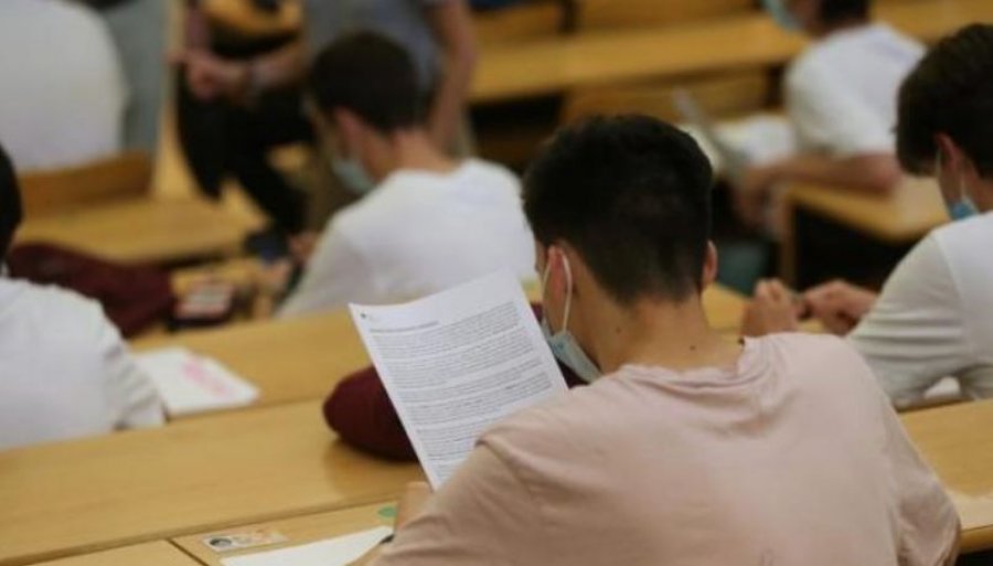 Universitetet rikthejnë provimet me 'stilolaps dhe letër'