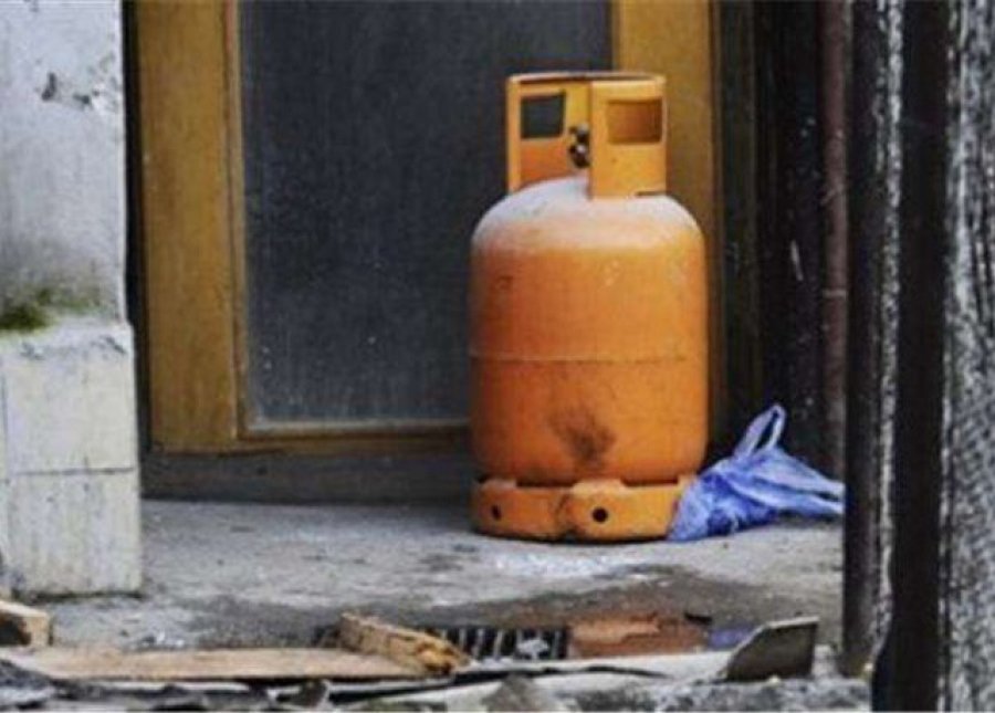 Shpërthen bombola e gazit në një banesë,  një person pëson djegie të trupit