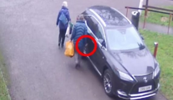 Pensionisti nga xhelozia ia “gërvisht” fqinjit të veturën me çelës