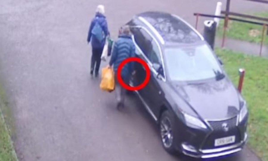 Pensionisti nga xhelozia ia “gërvisht” fqinjit të veturën me çelës
