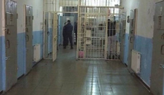 Gardiani i  burgut mori ryshfet nga familjarët e të burgusorve, arrestohet në  flagrancë  në Burgun e Dubravës