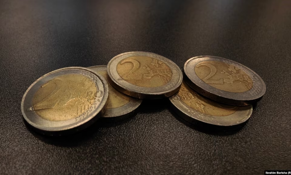 Kosova pushtohet nga monedhat 2 euroshe false