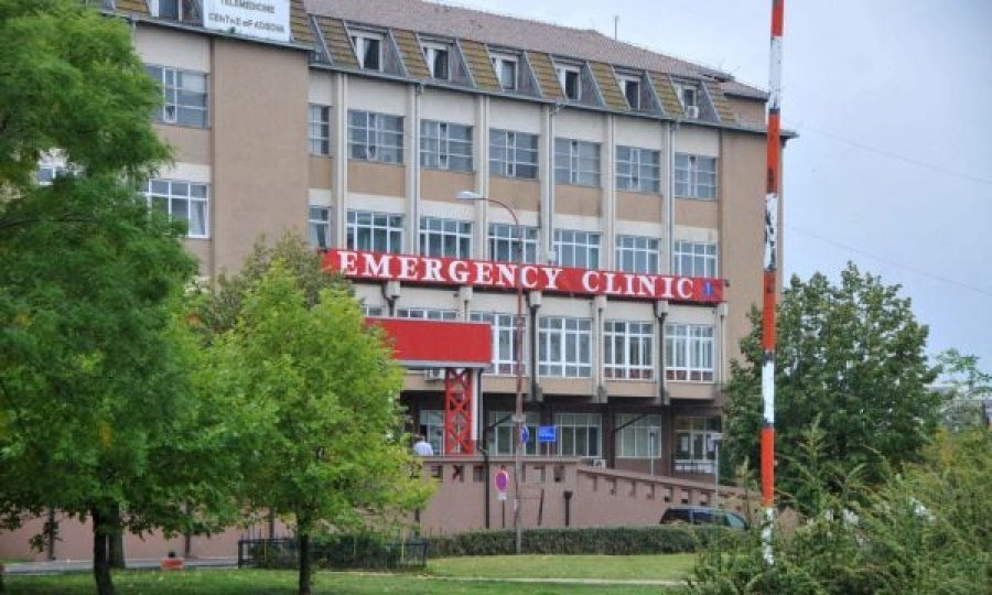 Mjekët në QKUK ia heqin pacientes kurorën e dhëmbit e cila gëlltiti gjatë ndërhyrjes stomatologjike