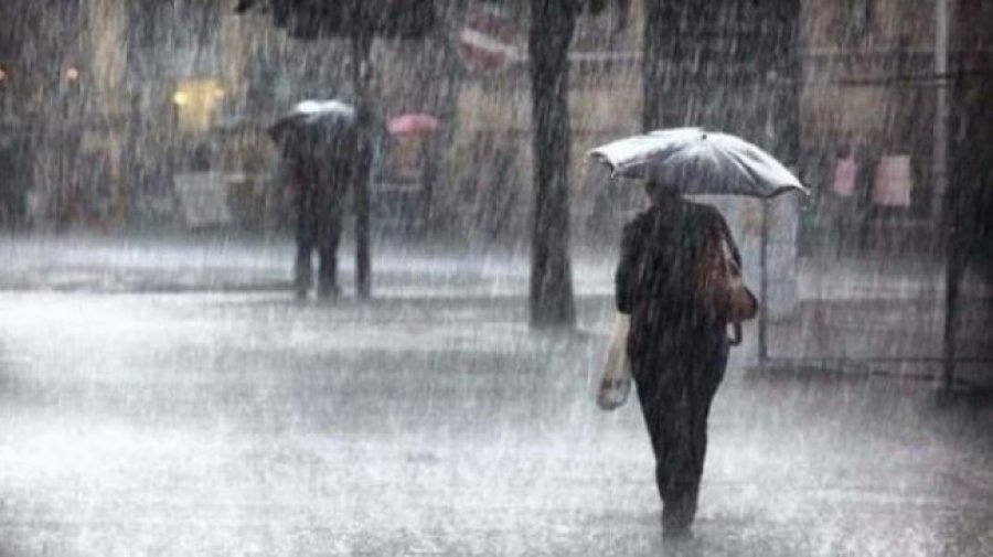 Reshje të shumta shiu e kanë përfshirë Kosovën, në Rahovec rrugët vërshohen nga uji