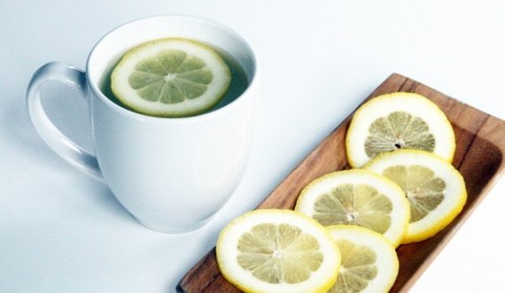 Secilin mëngjes fillojeni me  ujë të ngrohtë me limon