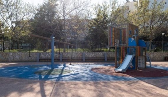 11-vjeçarin e zë korrenti në park në Greqi