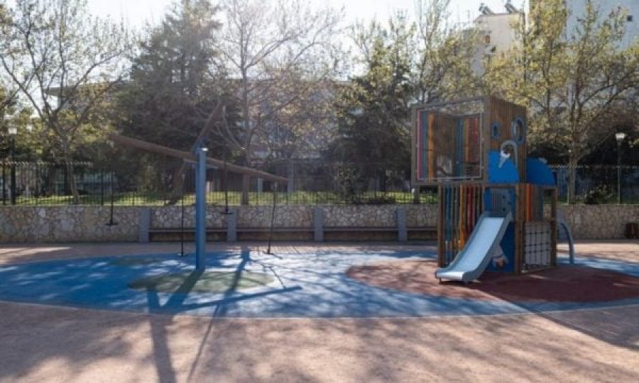 11-vjeçarin e zë korrenti në park në Greqi