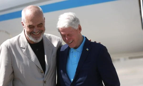 Clinton arrin në Tiranë, Rama: Me mikun e përjetshëm të kombit shqiptar