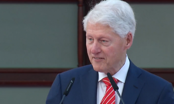 Clinton shpreh mirënjohje për mikpritjen shqiptare: Jam pa fjalë