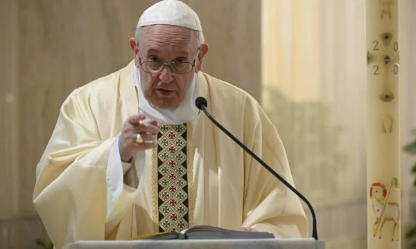 Papa Françesku dënon djegien e Kuranit
