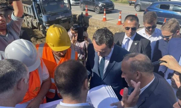 Kryeministri Kurti del në terren, inspekton fillimin e punimeve të rrugës Prishtinë-Podujevë