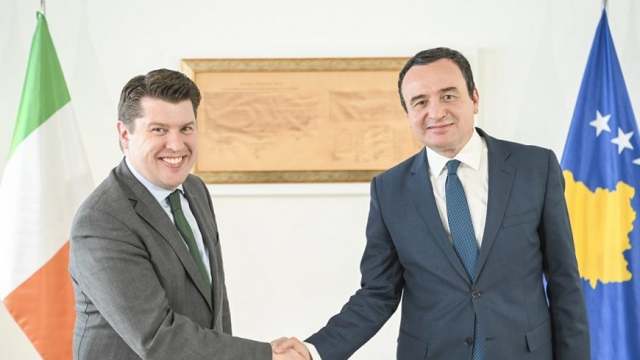 Kurti takohet me ambasadorin Gargan, bashkëbisedojnë për situatën në veri