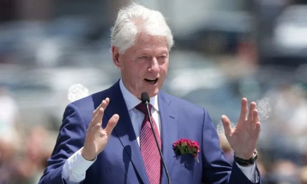 Clinton në Shqipëri  nderohet me “Yllin e Mirënjohjes për Arritjet Publike”