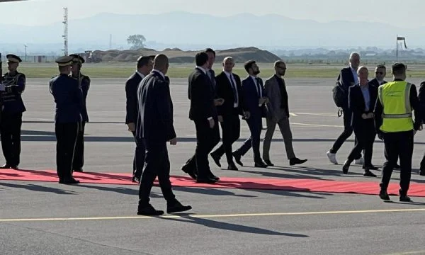 Kryeministrat e Holandës dhe Luksemburgut arrijnë në Kosovë, Kryeministri Albin Kurti i priti në aeroportin Adem Jashari 