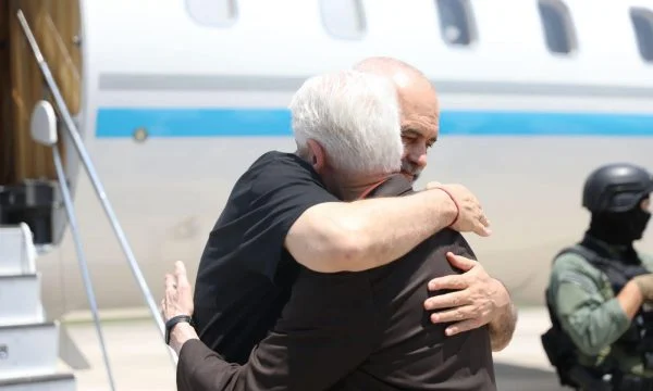 Nga vizita dy ditore në Shqipëri, Bill Clinton largohet  me përcjellje e në përqafim të  Kryeministrit Rama 