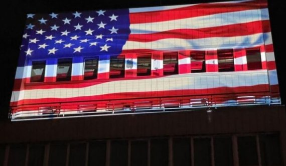 Presidenca dhe Kuvendi ndriçohet me flamurin amerikan