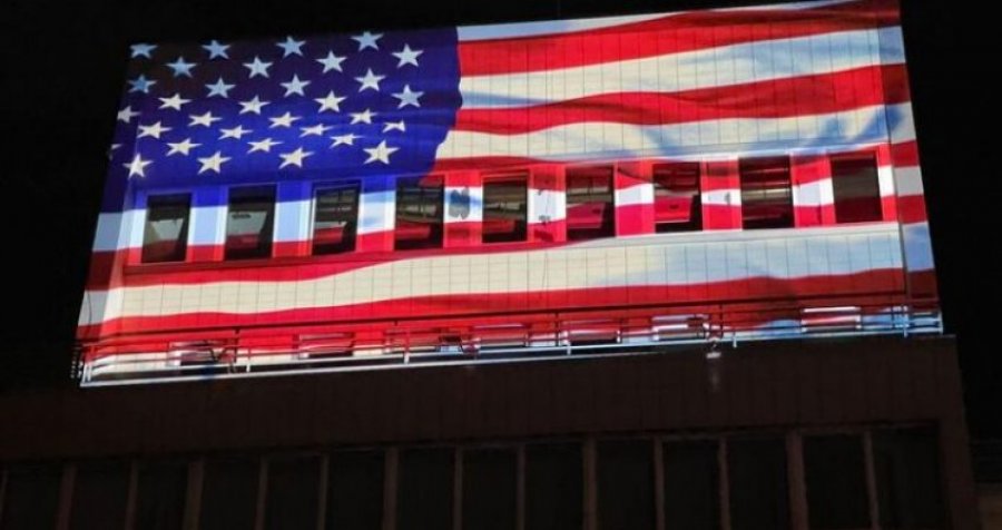 Presidenca dhe Kuvendi ndriçohet me flamurin amerikan