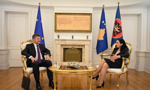 Osmani pas takimit me Lajçak: Kemi treguar vullnet për deeskalim duke i ofruar zgjedhjet në Veri