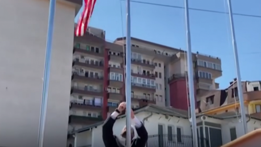 Në ditën e pavarësisë së SHBA-ve, flamuri amerikan ngrihet edhe në një xhami në Prishtinës