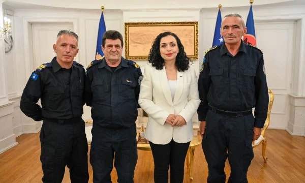 Vjosa Osmani takohet me tre policët që u kidnapuan në Veri