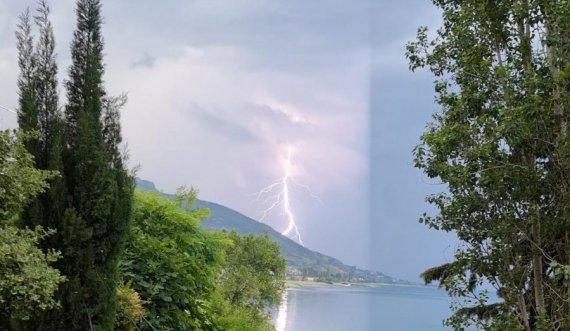  Reshje të dendura me rrufe në Liqenin e Ohrit